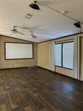 317 Co Rd 4790 in Boyd, TX - Foto de edificio - Building Photo