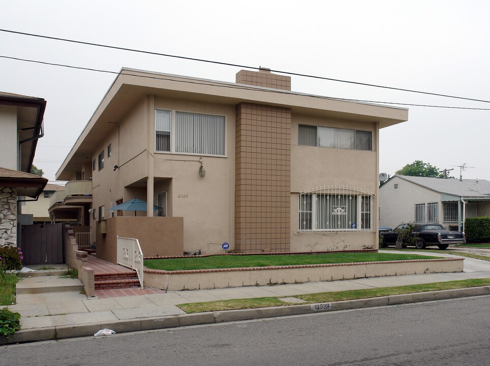 12529 Cedar Ave in Hawthorne, CA - Building Photo