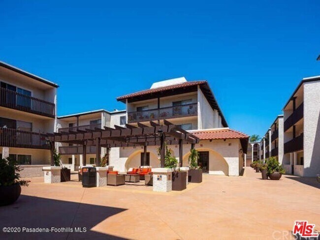 5334 Lindley Ave-Unit -309 in Los Angeles, CA - Building Photo - Building Photo