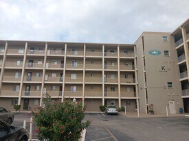 3774 Lake Bayshore Dr in Bradenton, FL - Building Photo