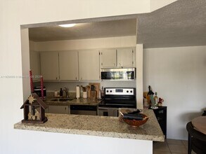 7180 NW 179th St in Hialeah, FL - Building Photo - Building Photo
