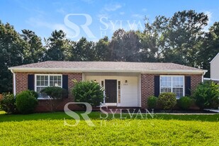 5543 Pine Gate Dr in Atlanta, GA - Building Photo