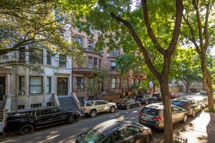 19 W 76th St in New York, NY - Building Photo