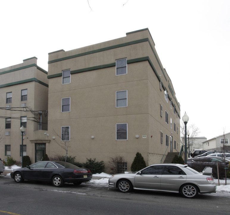 806 E Jersey St in Elizabeth, NJ - Building Photo