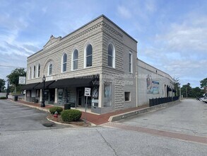 11 Market St in Barnesville, GA - Building Photo - Building Photo