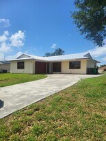613 SW Pueblo Terrace in Port St. Lucie, FL - Building Photo