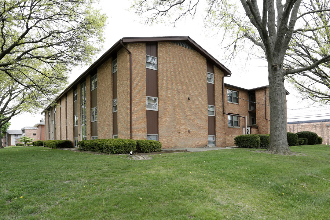 Mecherle Apartments in Bloomington, IL - Building Photo