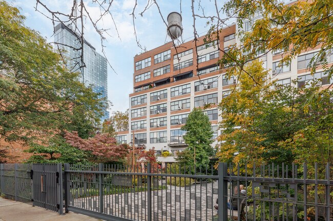 Newswalk in Brooklyn, NY - Foto de edificio - Building Photo