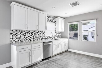 2914 E 5th St in Long Beach, CA - Foto de edificio - Building Photo