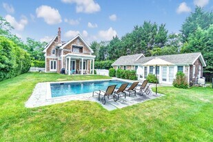 29 South St in Southampton, NY - Building Photo