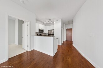 233 E 13th St, Unit 2210 in Chicago, IL - Foto de edificio - Building Photo