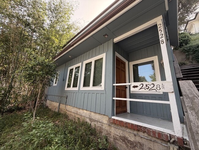 2530 Glen Green St, Unit 2528 1/2 in Los Angeles, CA - Foto de edificio - Building Photo