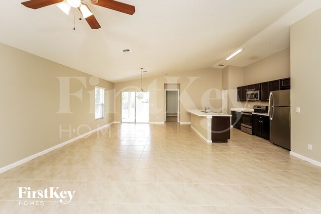 283 SW Tulip Blvd in Port St. Lucie, FL - Foto de edificio - Building Photo