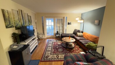 2815 Lee Oaks Ct in Falls Church, VA - Foto de edificio - Building Photo