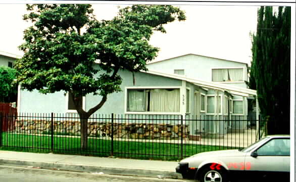 325 Valencia Dr in Fullerton, CA - Building Photo