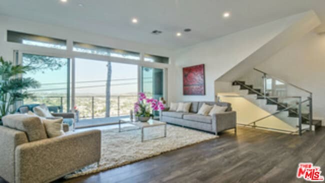 649 Cross Ave in Los Angeles, CA - Building Photo - Building Photo