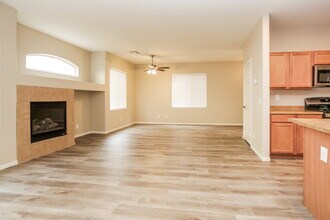 8908 Brentwood Grove Ct in Las Vegas, NV - Building Photo - Building Photo