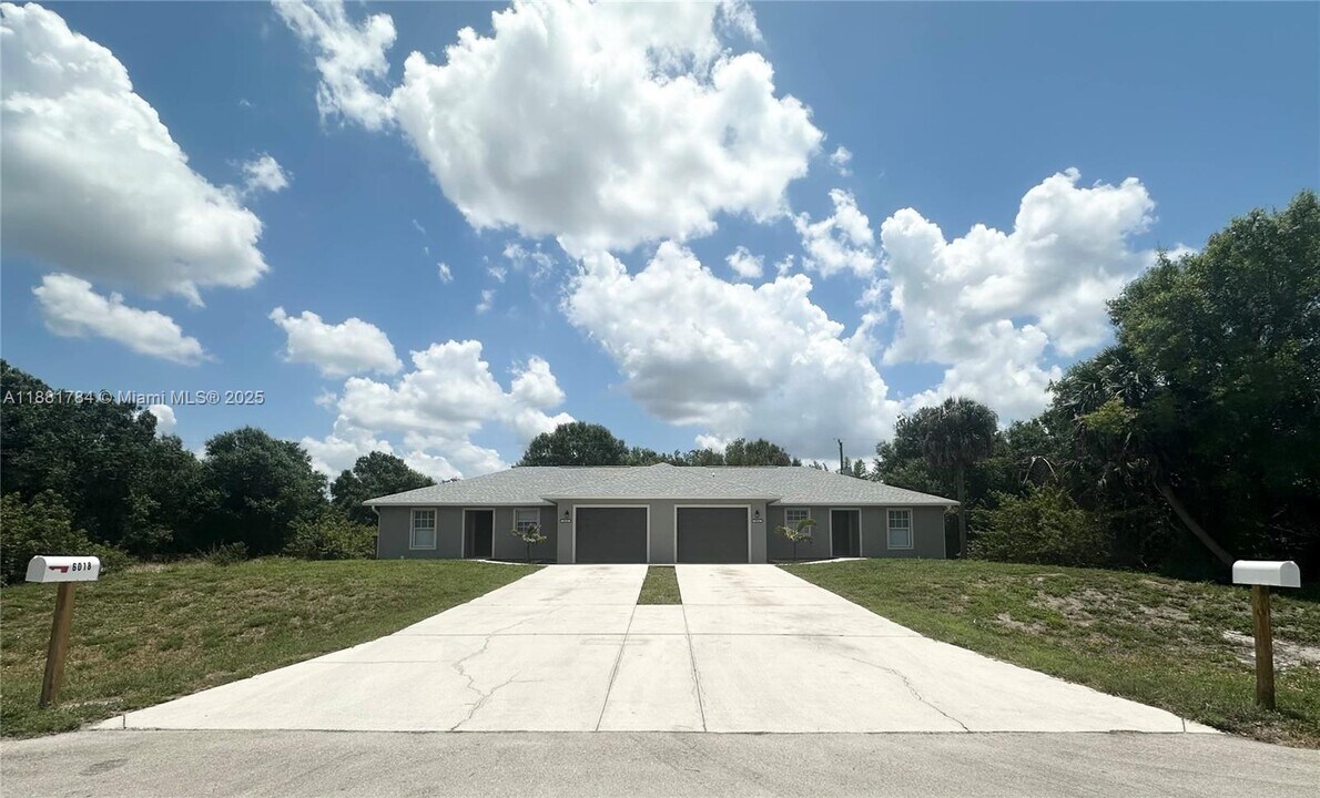 6018 Lacota Ave in Ft. Myers, FL - Building Photo
