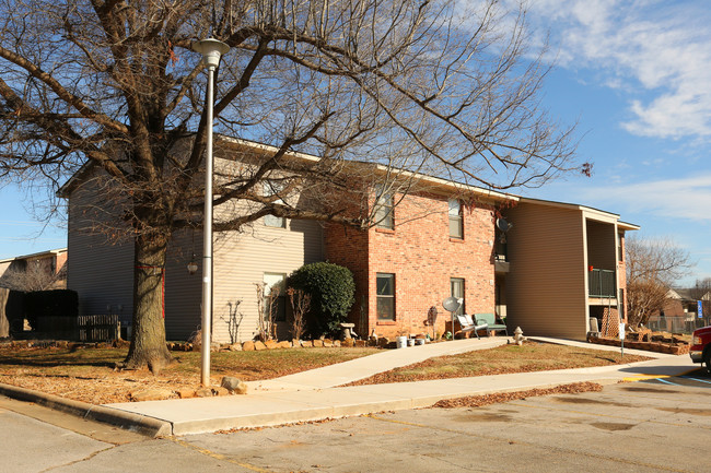 Chestnut Meadow Apartments in Fayetteville, AR - Building Photo - Building Photo