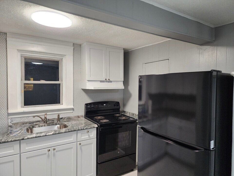 227 Providence St, Unit 227 Providence in West Warwick, RI - Foto de edificio