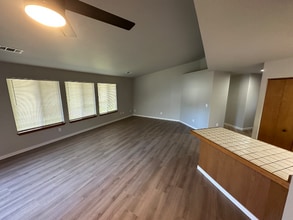 1917 Trumpet Dr in Redding, CA - Foto de edificio - Building Photo