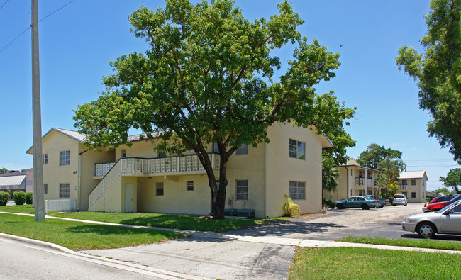 Colonial Park in Oakland Park, FL - Building Photo - Building Photo