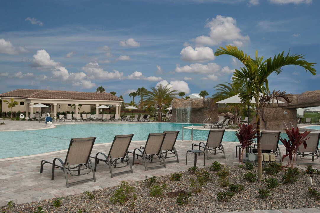 17724 Gawthrop Dr, Unit 308 in Bradenton, FL - Building Photo