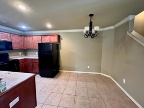 1961 E Peppervine Dr in Fayetteville, AR - Foto de edificio - Building Photo