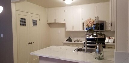 3208 Hurley Way in Sacramento, CA - Building Photo - Building Photo