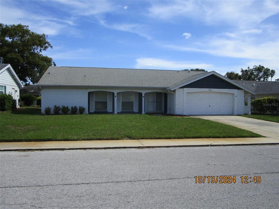 12310 Hounds Tooth Ln in Hudson, FL - Foto de edificio