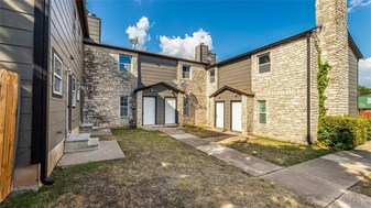 2902 Sweeney Ln in Austin, TX - Building Photo