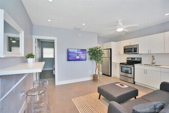 60 NW 76th St-Unit -26 in Miami, FL - Building Photo - Building Photo