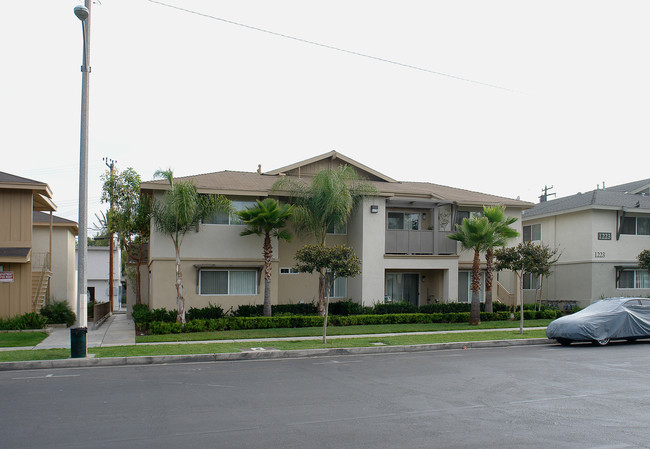 1229 W Lynne Ave in Anaheim, CA - Foto de edificio - Building Photo