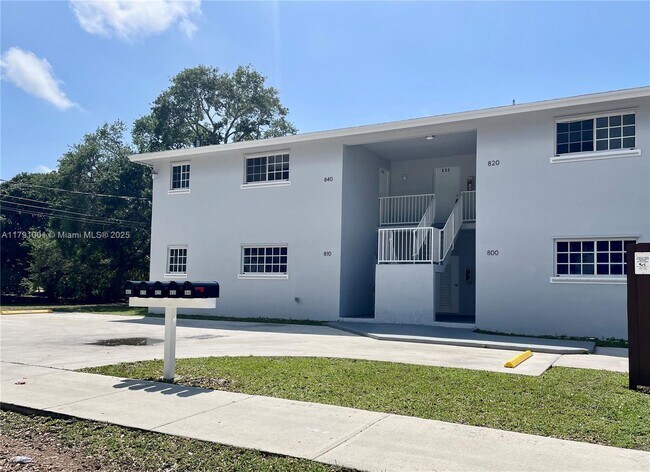 800 SW 10th Ave-Unit -830 in Hallandale Beach, FL - Building Photo - Building Photo