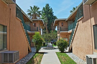 Pine Brook in Riverside, CA - Foto de edificio - Building Photo