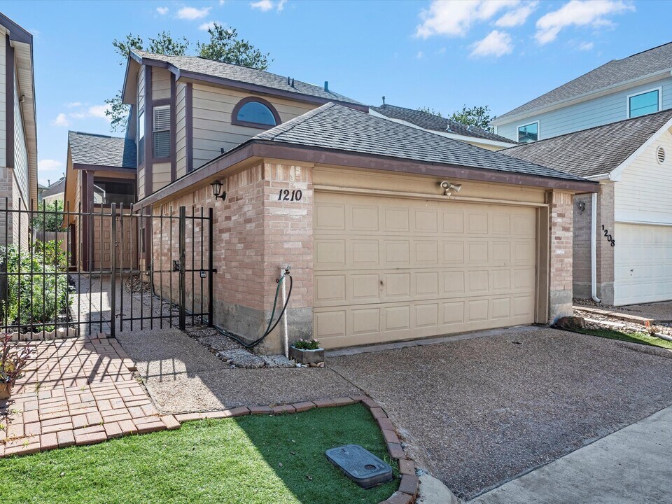 1210 Normans Woods St in Houston, TX - Foto de edificio