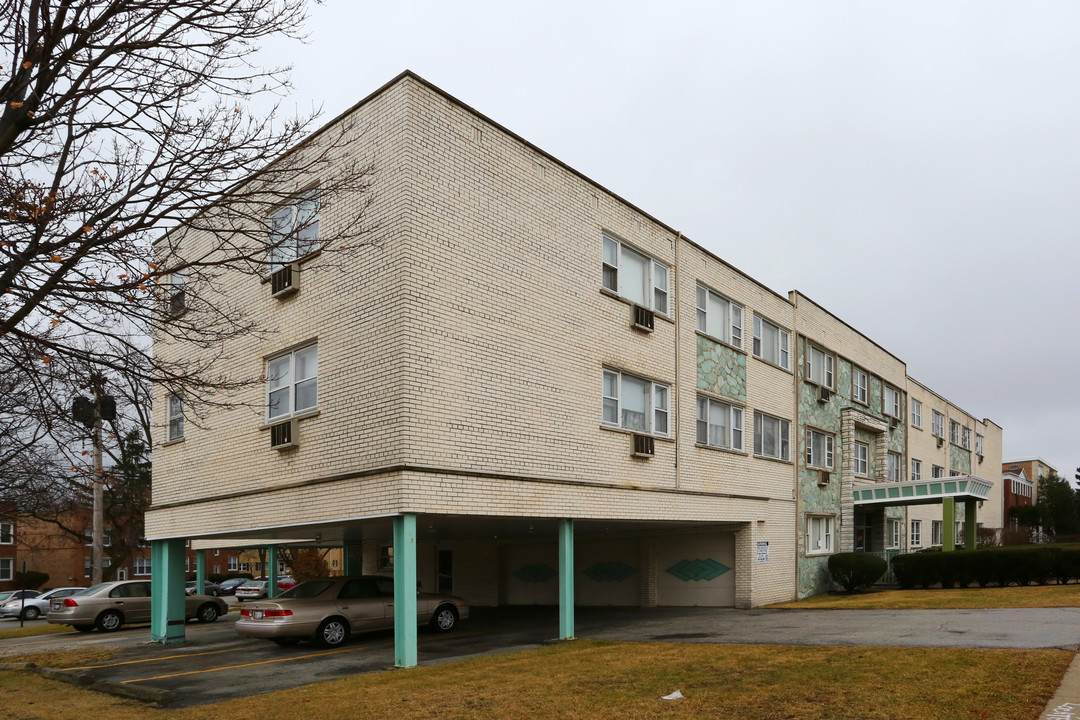 Aristocrat Apartments in Skokie, IL - Building Photo