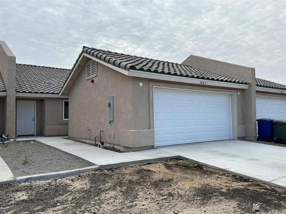 3863 S Desert Sky Dr in Yuma, AZ - Building Photo