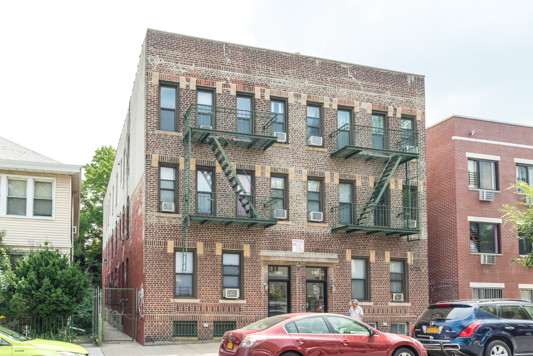 4047-4049 67th St in Woodside, NY - Building Photo