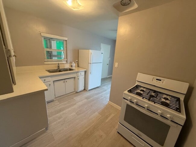 1491 Holly Ave in Imperial Beach, CA - Foto de edificio - Building Photo