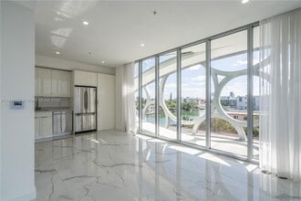 8425 Crespi Blvd in Miami Beach, FL - Building Photo - Building Photo