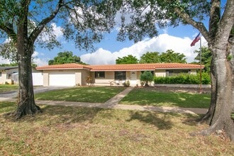 5561 SW 2nd Court in Plantation, FL - Building Photo - Building Photo