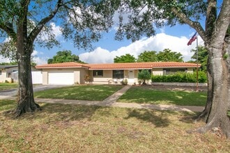 5561 SW 2nd Court in Plantation, FL - Foto de edificio - Building Photo