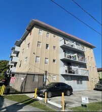 555 SW 4Th ST in Miami, FL - Foto de edificio - Interior Photo