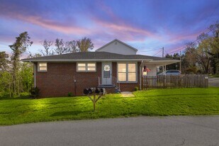 389 Thompson St in Strasburg, VA - Building Photo