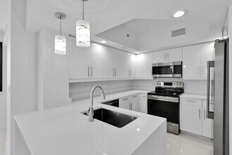 110 N Federal Hwy in Fort Lauderdale, FL - Foto de edificio - Building Photo