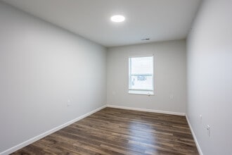 Cottage Bluff Apartments in Clinton, IA - Building Photo - Interior Photo