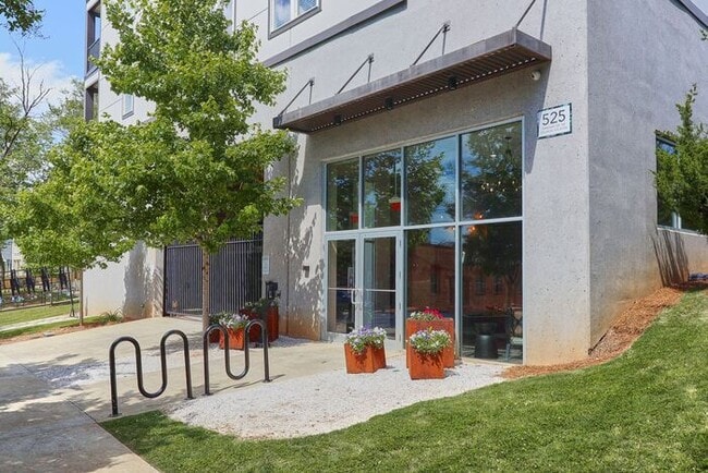 525 Parkway Dr NE in Atlanta, GA - Building Photo - Building Photo