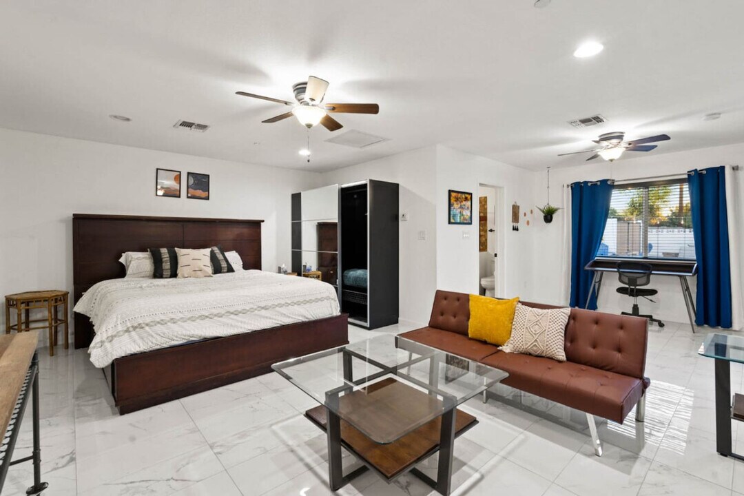 8324 E Oak St in Scottsdale, AZ - Building Photo
