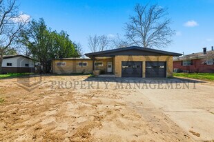 2541 W Benjamin Dr in Wichita, KS - Building Photo